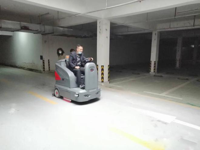 南阳小区物业保洁不用人力改用驾驶式洗地机了